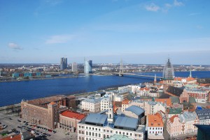 Udsigt over Daugava-floden med Rigas gamle bydel i forgrunden 